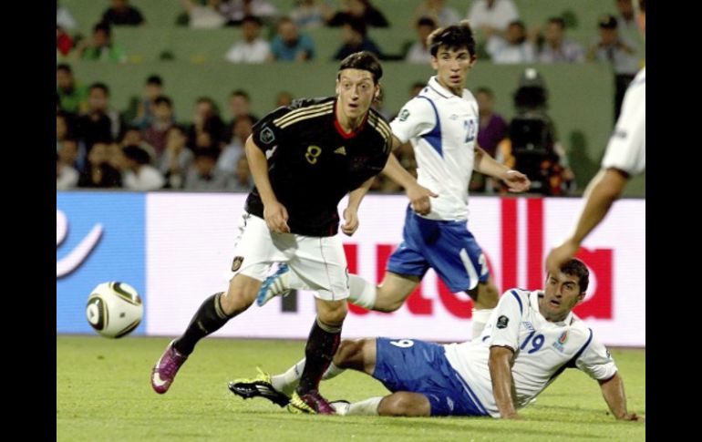 Mesut Özil de Alemania pelea por la bola con el jugador de Azerbaiyán. EFE  /