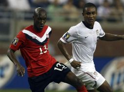 Juan Agudelo, jugador de USA, se disputa el balón con Atiba Hutchinson durante el juego. MEXSPORT  /