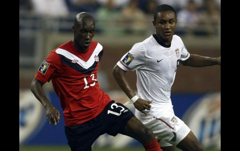 Juan Agudelo, jugador de USA, se disputa el balón con Atiba Hutchinson durante el juego. MEXSPORT  /