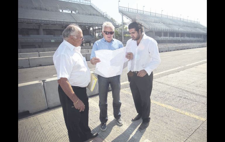 El director de carreras de la Fórmula Uno, Charlie Witing (centro), revisa los planos del circuito. EL UNIVERSAL  /