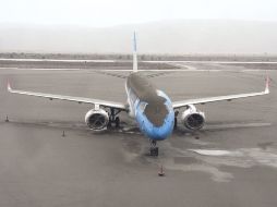 Un avión cubierto de ceniza volcánica yace varado en el Aeropuerto Internacional San Carlos de Bariloche, en Argentina. AP  /