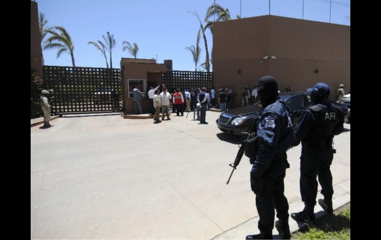 Elementos de las fuerzas federales decomisaron también más de nueve mil cartuchos en la propiedad de Jorge Hank. EFE  /