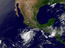 La tormenta tropical Adrián estaba 555 km al sur de Acapulco la madrugada del miércoles, con vientos de  95 kmh. AP  /