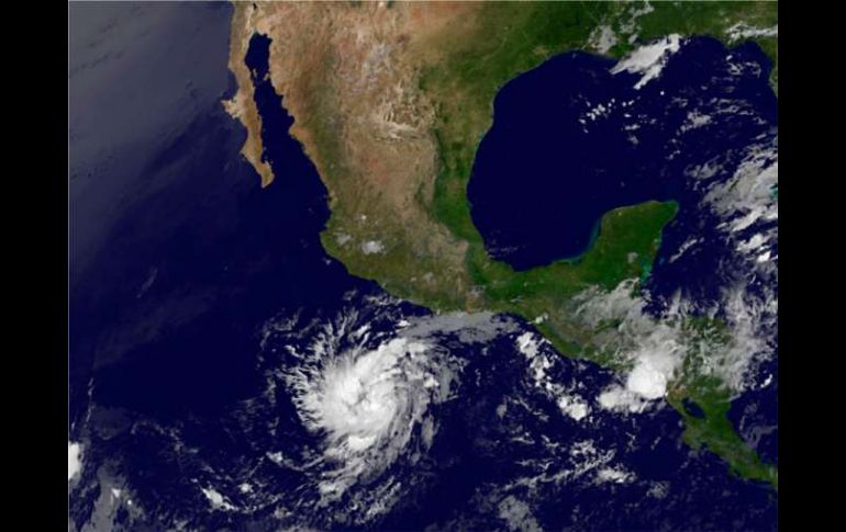 La tormenta tropical Adrián estaba 555 km al sur de Acapulco la madrugada del miércoles, con vientos de  95 kmh. AP  /