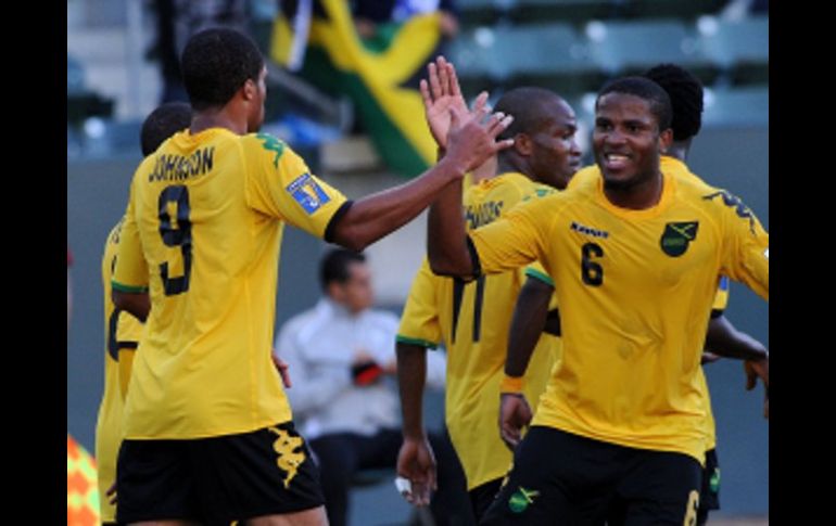 Ryan Johnson celebra un gol en su primer duelo de Copa Oro. AFP  /