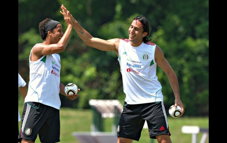 Aldo de Nigris en un entrenamiento del Tri junto con Giovani dos Santos. MEXSPORT  /