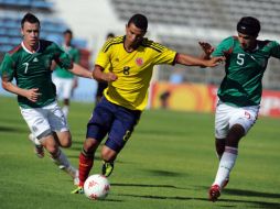 Los mexicanos, Saúl Villalobos y Diego De Buen, disputan el balón ante el colombiano Cardona Bedoya, en Toulon. AFP  /