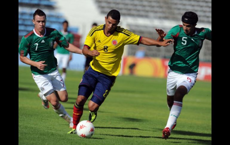 Los mexicanos, Saúl Villalobos y Diego De Buen, disputan el balón ante el colombiano Cardona Bedoya, en Toulon. AFP  /