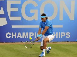 Rafael Nadal devuelve la bola al australiano Matthew Ebden durante su partido del torneo Queen's. EFE  /