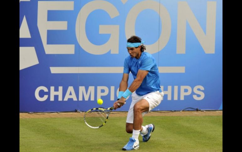 Rafael Nadal devuelve la bola al australiano Matthew Ebden durante su partido del torneo Queen's. EFE  /