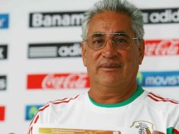 El técnico de la Selección mexicana femenil, Leonardo Cuellar, en una conferencia de prensa. MEXSPORT  /