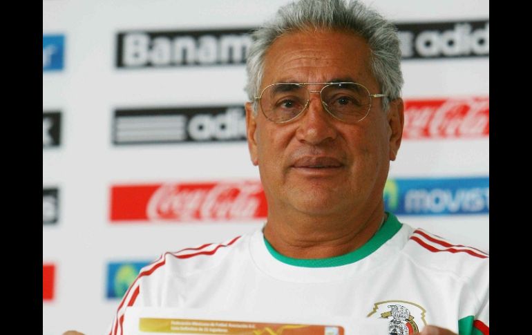 El técnico de la Selección mexicana femenil, Leonardo Cuellar, en una conferencia de prensa. MEXSPORT  /