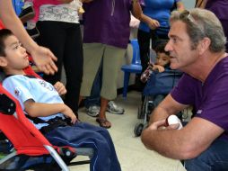 Mel Gibson pasó cinco días en Guatemala para estar de cerca con niños que necesitan intervenciones quirúrgicas.AP  /