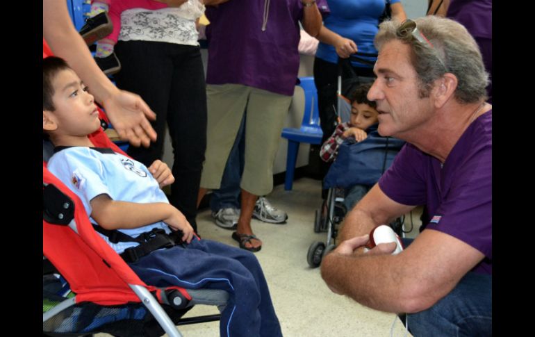 Mel Gibson pasó cinco días en Guatemala para estar de cerca con niños que necesitan intervenciones quirúrgicas.AP  /