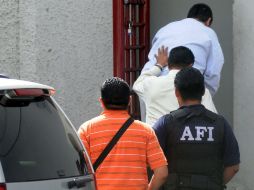 Policías federales ingresan a un juzgado a Jorge Hank Rhon (primero en la fila), en la ciudad de Tijuana, Baja California. EFE  /