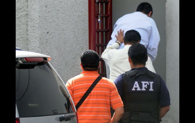 Policías federales ingresan a un juzgado a Jorge Hank Rhon (primero en la fila), en la ciudad de Tijuana, Baja California. EFE  /