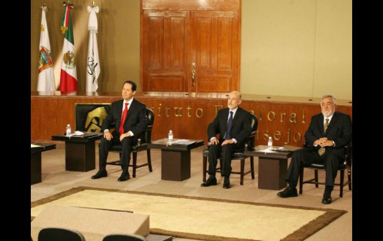 Los aspirantes a la gobernatura del Estado de México, durante el debate celebrado en las instalaciones del IEEM en Toluca. EL UNIVERSAL  /