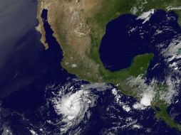 Imagen satelital de “Adrián”. Sus rachas de viento amenazan las costas desde Colima hasta Chiapas. AP  /