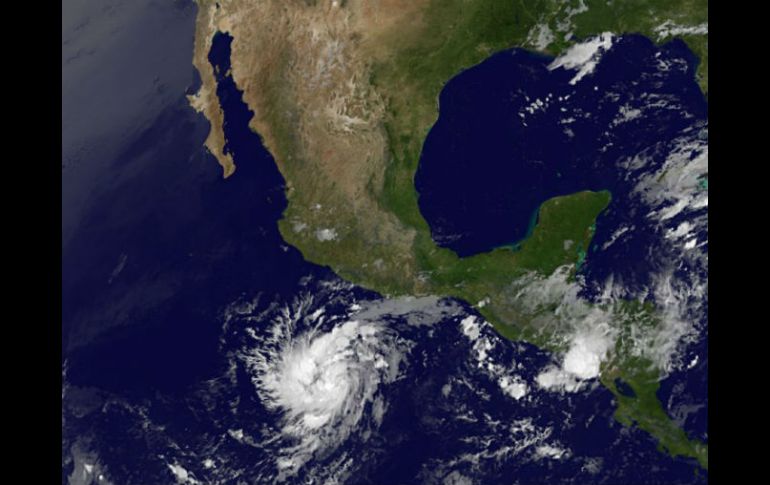 Imagen satelital de “Adrián”. Sus rachas de viento amenazan las costas desde Colima hasta Chiapas. AP  /