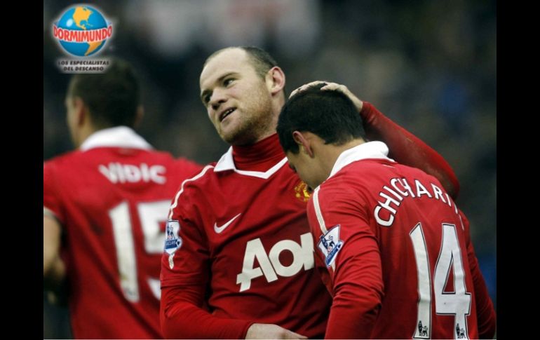 Rooney junto con el 'Chicharito' en un duelo del Manchester United. MEXSPORT  /