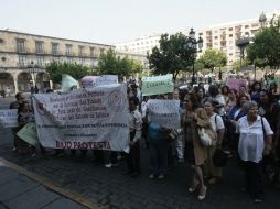 Trabajadores del Estado con carteles, a las puertas de Palacio de Gobierno. A. HINOJOSA  /