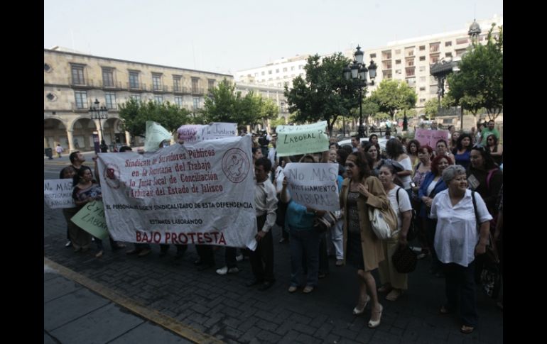 Trabajadores del Estado con carteles, a las puertas de Palacio de Gobierno. A. HINOJOSA  /