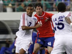 El centrocampista Bryan Oviedo (centro) era considerado como una de las piezas claves para Costa Rica. REUTERS  /