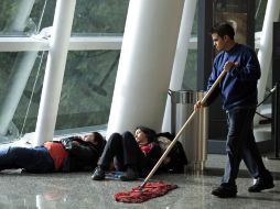 En Buenos Aires, algunos pasajeros esperan en la terminal a que se reactiven los itinerarios. AP  /