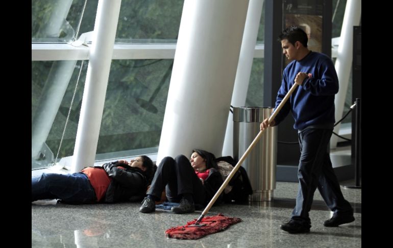 En Buenos Aires, algunos pasajeros esperan en la terminal a que se reactiven los itinerarios. AP  /