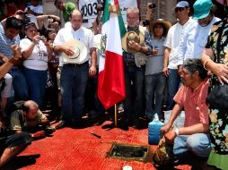 Integrantes de la caravana y residentes de Chihuahua durante la colocación de la placa en memoria de Marisela Escobedo. EL UNIVERSAL  /