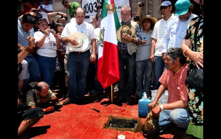 Integrantes de la caravana y residentes de Chihuahua durante la colocación de la placa en memoria de Marisela Escobedo. EL UNIVERSAL  /