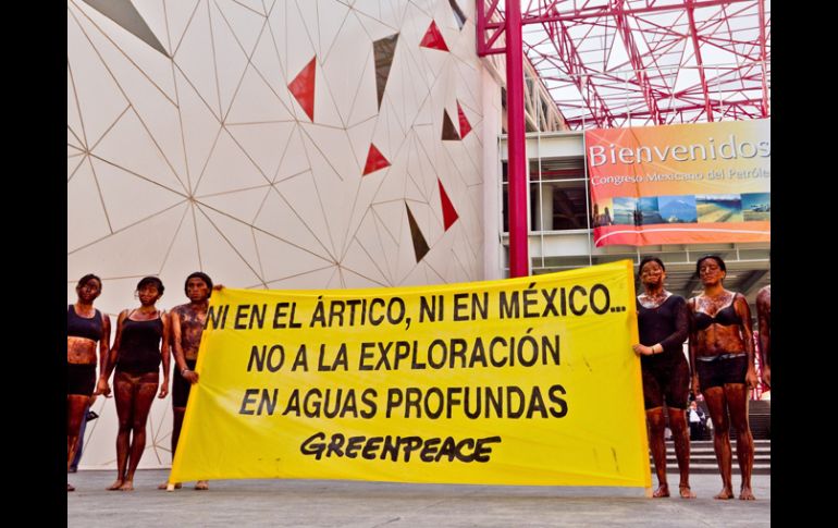 Los siete activistas se manifestaron en la ciudad de Puebla, donde desde ayer se lleva a cabo el Congreso Mexicano del Petróleo. EFE  /