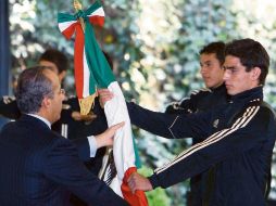 El Presidente de México entrega la bandera a la escolta integrada por jugadores Sub-17.MEXSPORT  /