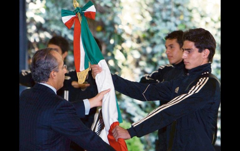 El Presidente de México entrega la bandera a la escolta integrada por jugadores Sub-17.MEXSPORT  /