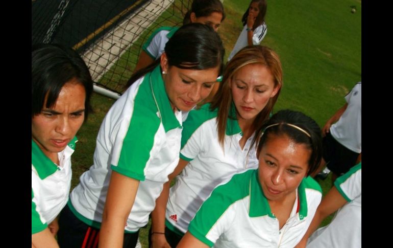 Las seleccionadas mexicanas fueron abanderadas por Felipe Calderón previo a su partida al Mundial de Alemania. MEXSPORT  /