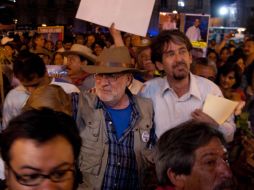 Cientos de juarenses se volcaron a las calles para recibir al contingente con banderas blancas en señal de paz. NTX  /