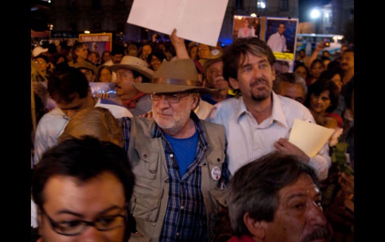 Cientos de juarenses se volcaron a las calles para recibir al contingente con banderas blancas en señal de paz. NTX  /