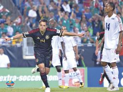 Javier Hernández festeja una de sus dos anotaciones en la victoria de México sobre Cuba. MEXSPORT  /