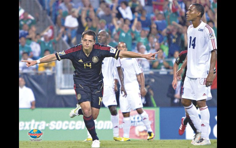 Javier Hernández festeja una de sus dos anotaciones en la victoria de México sobre Cuba. MEXSPORT  /