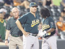 El mánager de Oakland, Bob Geren (centro) no tenía buena comunicación con algunos jugadores. AFP  /