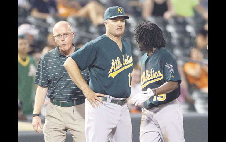 El mánager de Oakland, Bob Geren (centro) no tenía buena comunicación con algunos jugadores. AFP  /