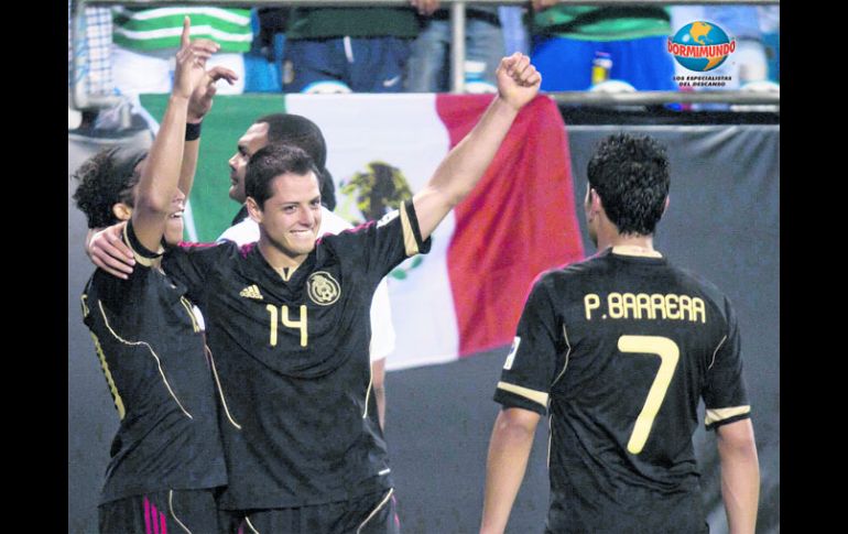 A pesar de la sombra del doping, Dos Santos,''Chicharito'' y Barrera festejan la victoria de México por 5-0 frente a Cuba. MEXSPORT  /