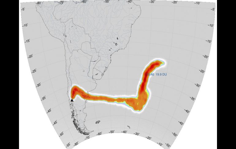 Se puede apreciar la nube de dióxido de sulfuro liberada por el complejo volcánico chileno. EFE  /