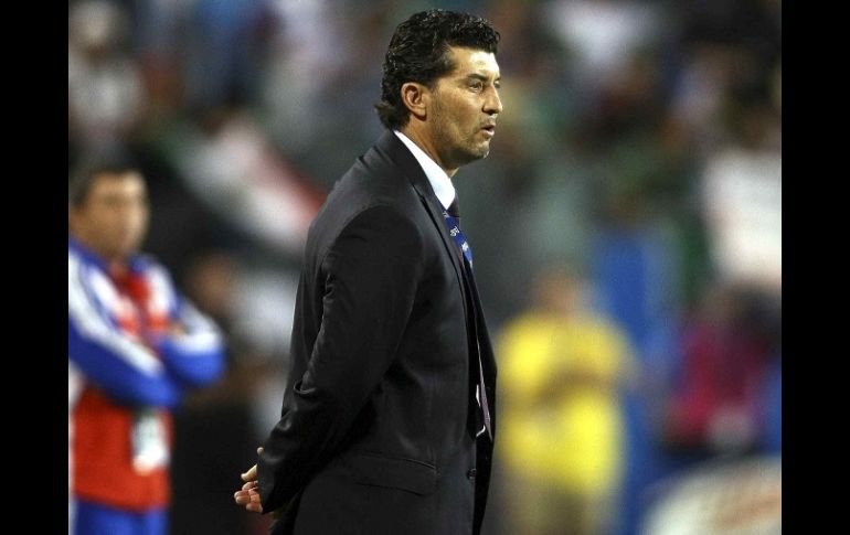 José Manuel de la Torre observa el juego del Tri ante Cuba. MEXSPORT  /