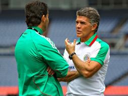 Héctor González Iñárritu conversando con José Manuel de la Torre en un entrenamiento de la Selección mexicana. MEXSPORT  /