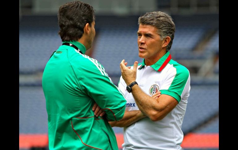 Héctor González Iñárritu conversando con José Manuel de la Torre en un entrenamiento de la Selección mexicana. MEXSPORT  /