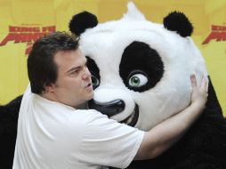 El actor Jack Black abraza a un muñeco de panda durante el pase gráfico de ''Kung Fu Panda 2''. EFE  /