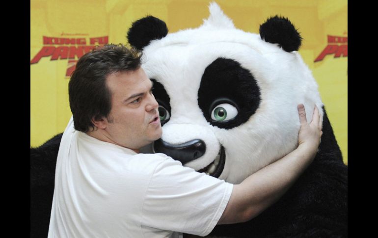 El actor Jack Black abraza a un muñeco de panda durante el pase gráfico de ''Kung Fu Panda 2''. EFE  /