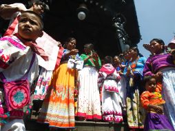 Miembros del pueblo wixárika acudieron a la Plaza de Armas en mayo para reclamar respeto para sus tierras. ARCHIVO  /