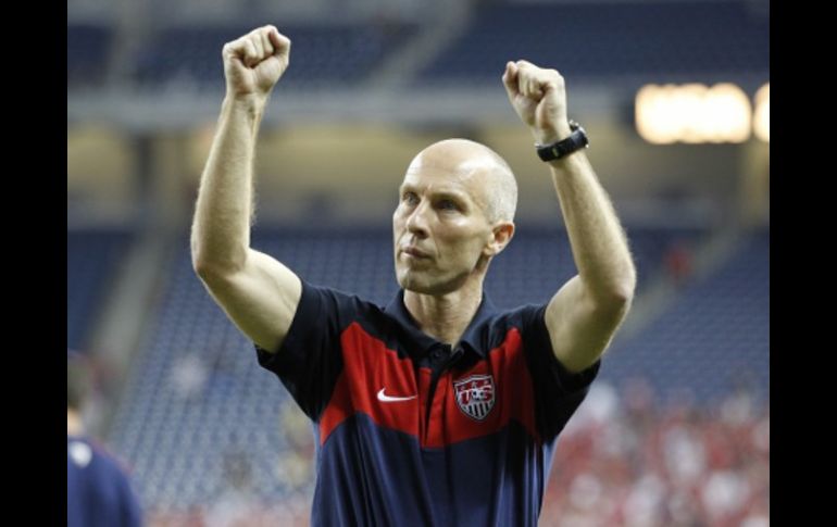 El seleccionador de Estados Unidos, Bob Bradely, festejando la pasada victoria de su equipo. MEXSPORT  /